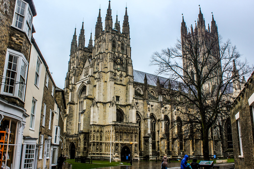 Catedral de Canterbury vista desde calle aledaña en día lluvioso.