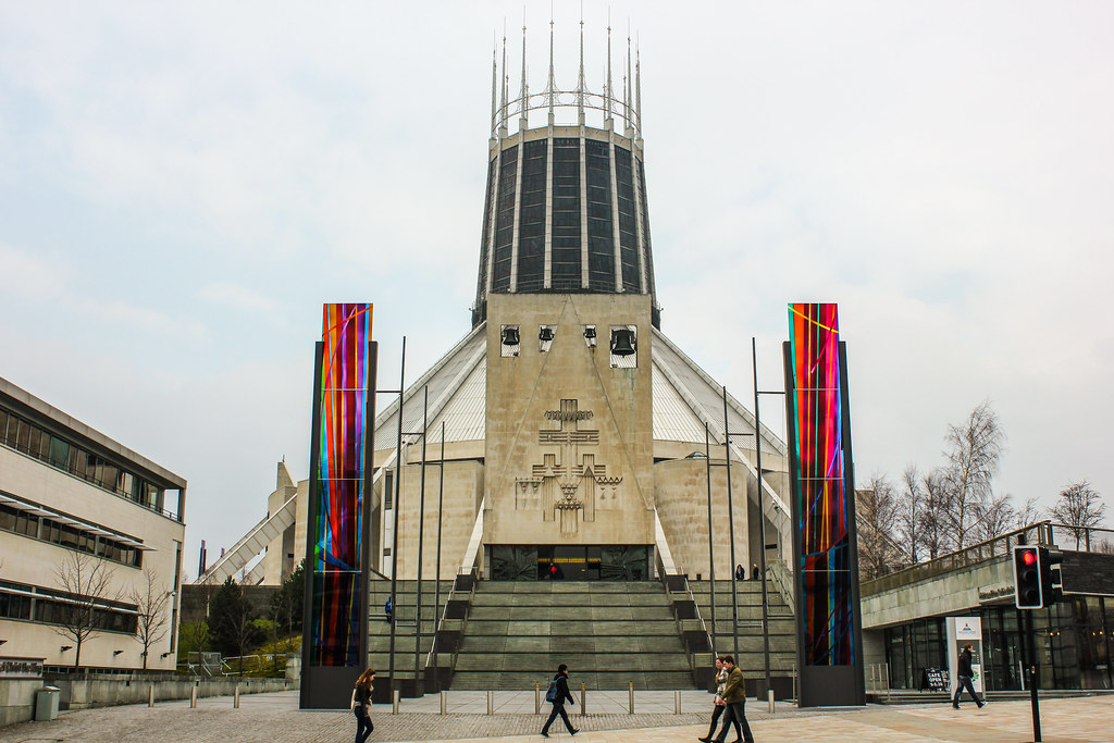 Catedral Metropolitana de Liverpool con banderas arcoíris.