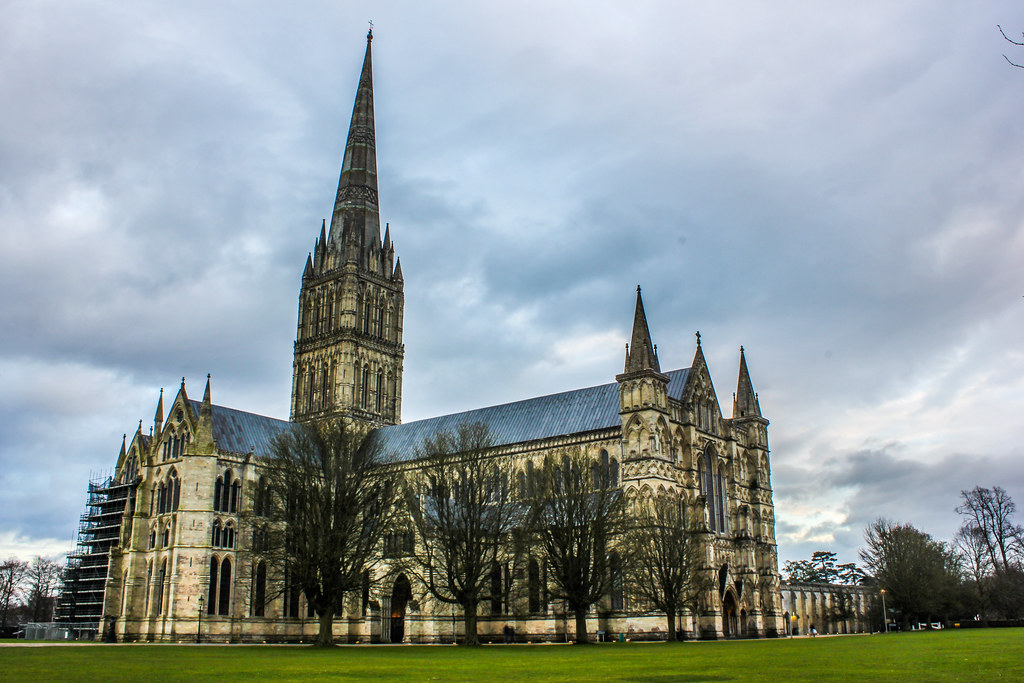 Catedral de Salisbury con cielo nublado al atardecer.