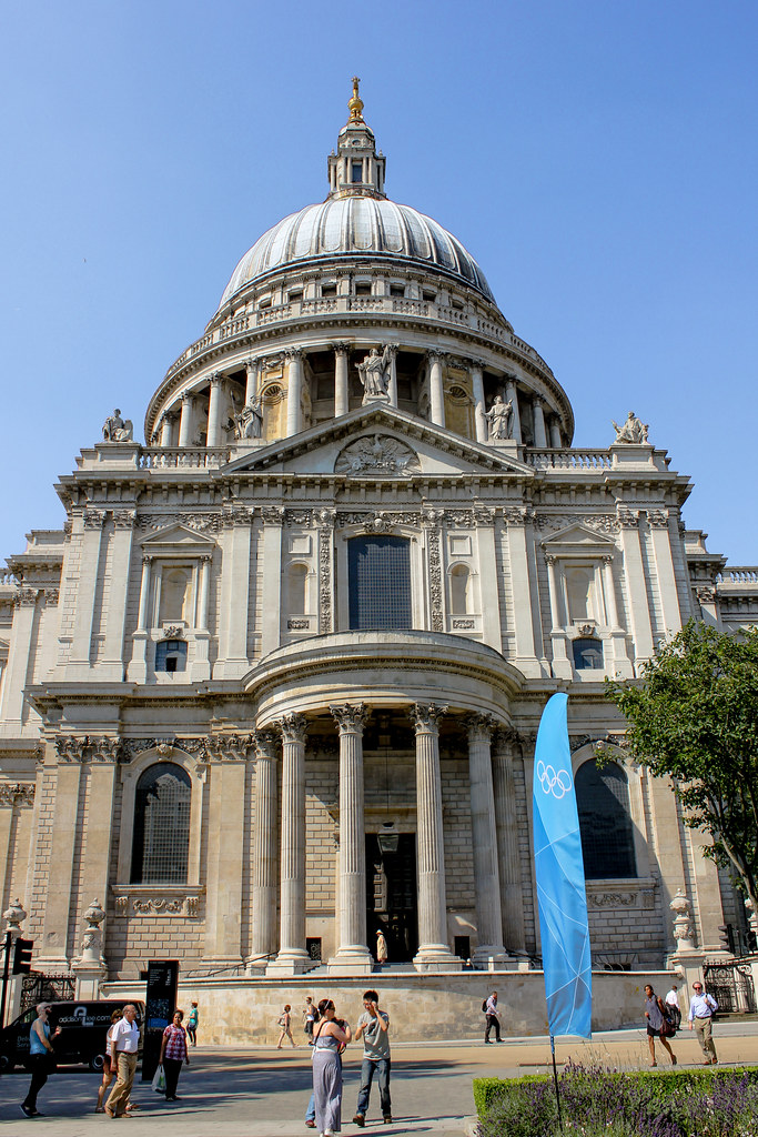 Fachada de la Catedral de San Pablo en Londres con la bandera olímpica.
