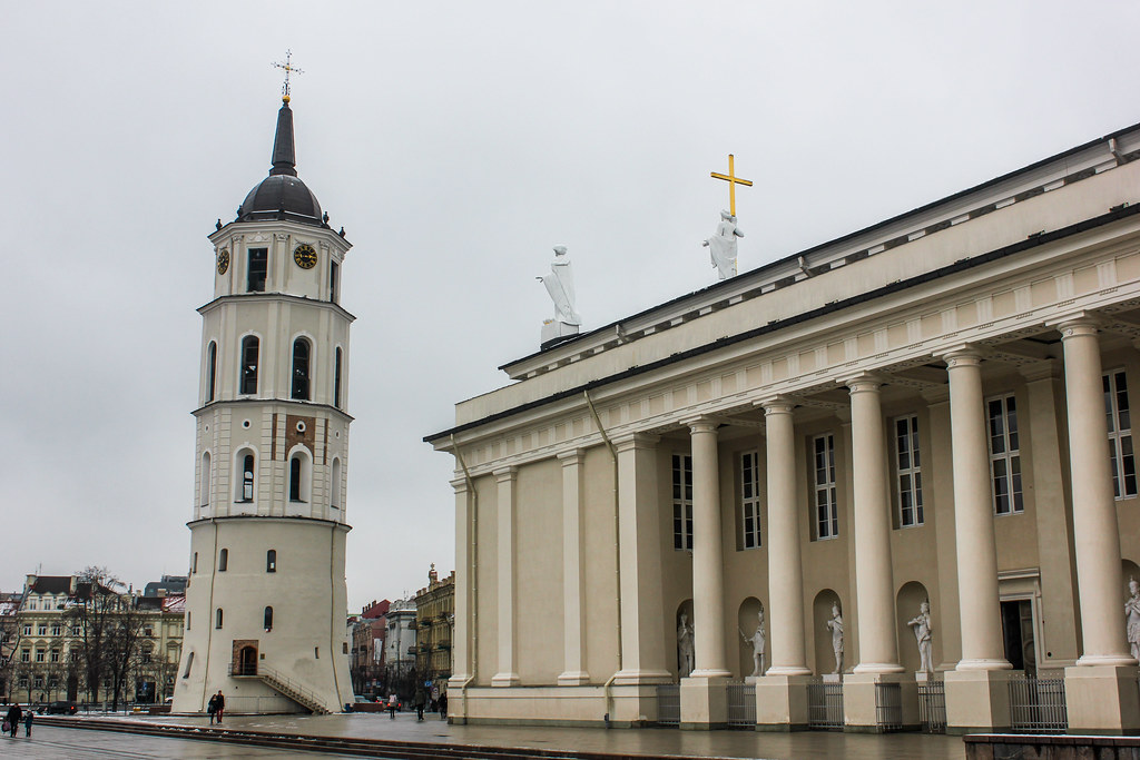 Catedral de Vilna con torre campanario y estatuas clásicas en un día nublado, Lituania.