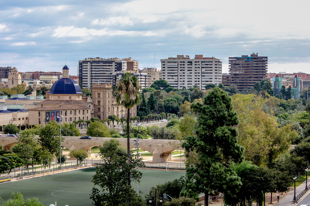 Vista aérea del Museo de Bellas Artes de Valencia y campos de deporte con edificios al fondo.
