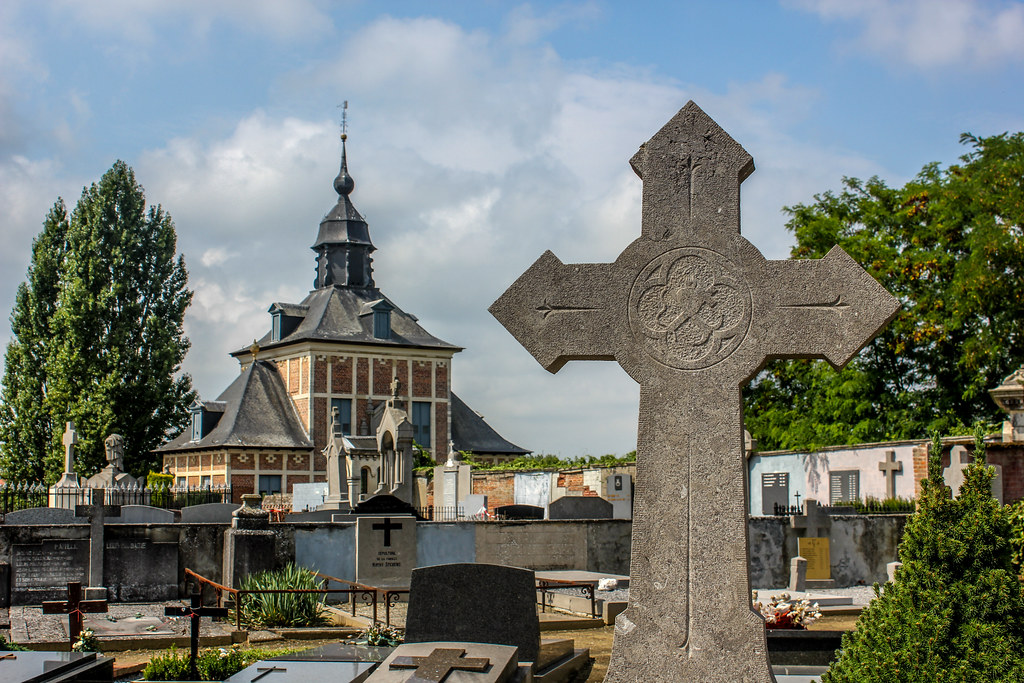 Cementerio de la Abadía del Parque en Lovaina, con cruz de piedra.