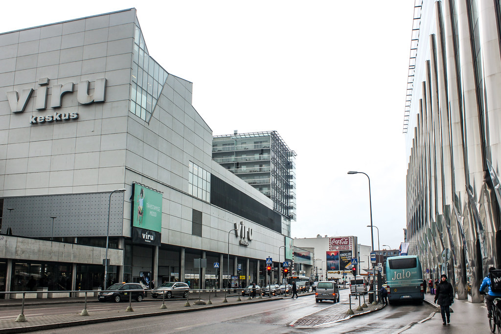 Centro comercial Viru Keskus en el centro de Tallin en un día nublado.