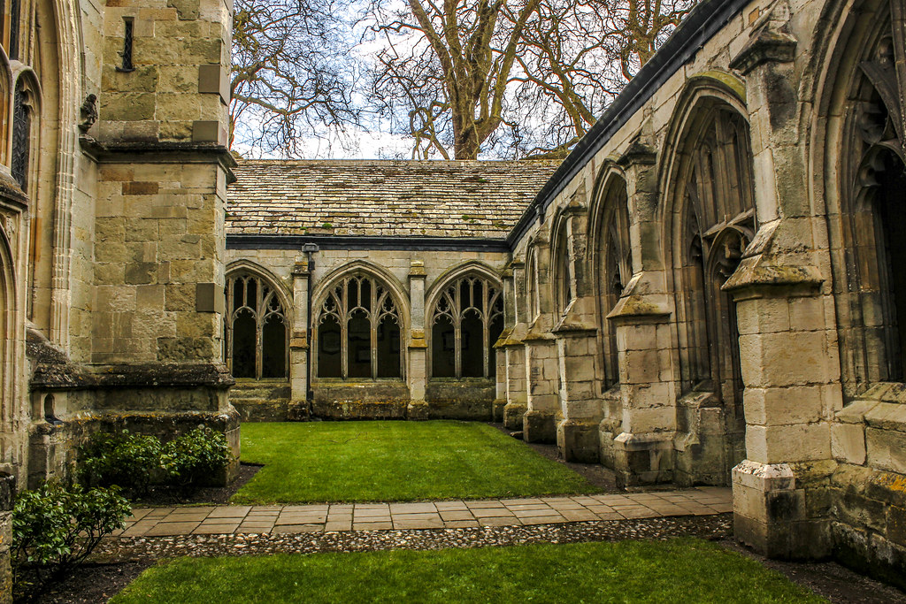Claustro gótico con jardín en Winchester College.