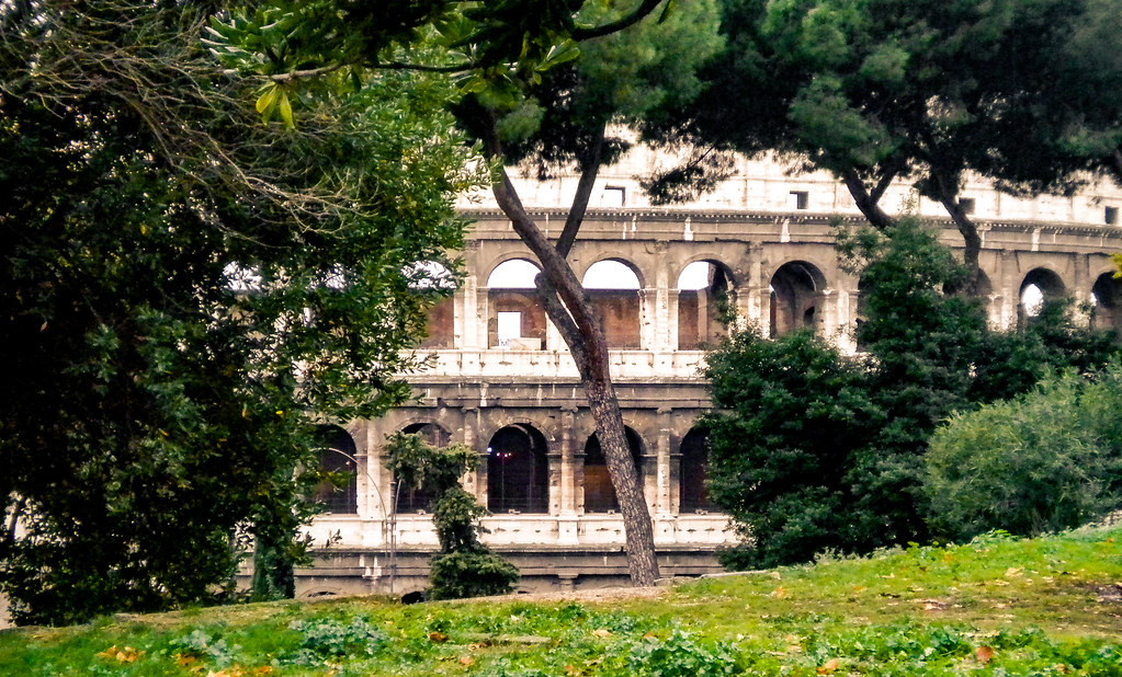 Coliseo romano desde el Parque de la Colina del Oppio de Roma, capital de Italia.