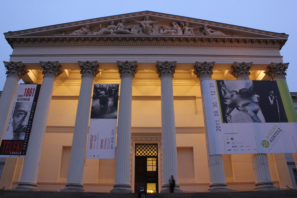 Columnata iluminada del Museo Nacional Húngaro en Budapest durante el crepúsculo.