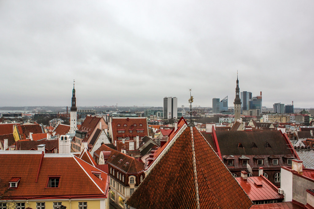 Contraste entre el casco antiguo y la moderna ciudad de Tallin desde una vista elevada.