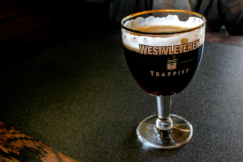 Copa de cerveza trapense Westvleteren XII, la mejor cerveza del mundo.