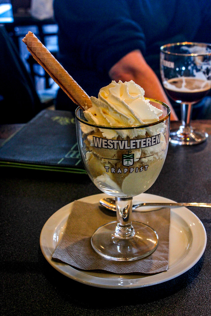 Copa de helado con cerveza Westvleteren XII y nata montada, servida en el café In de Vrede.