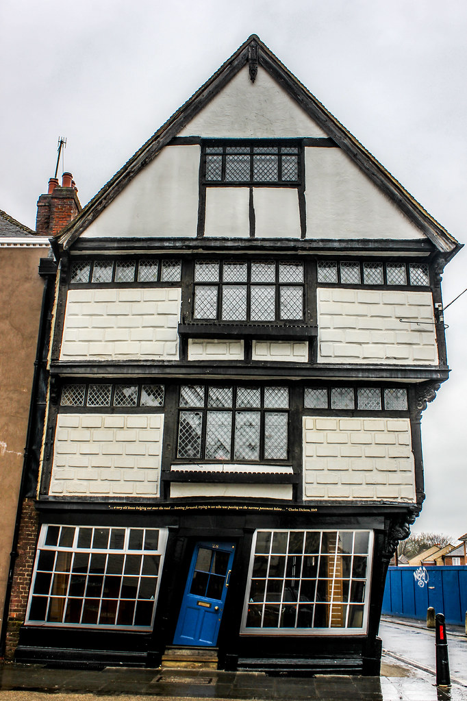 The Crooked House, edificio inclinado histórico en Canterbury.