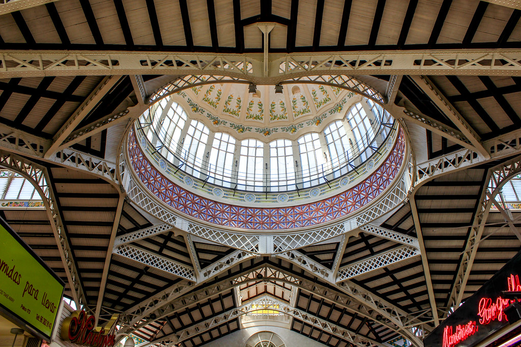 Cúpula ornamentada del Mercado Central de Valencia con estructura de hierro y vidrio.