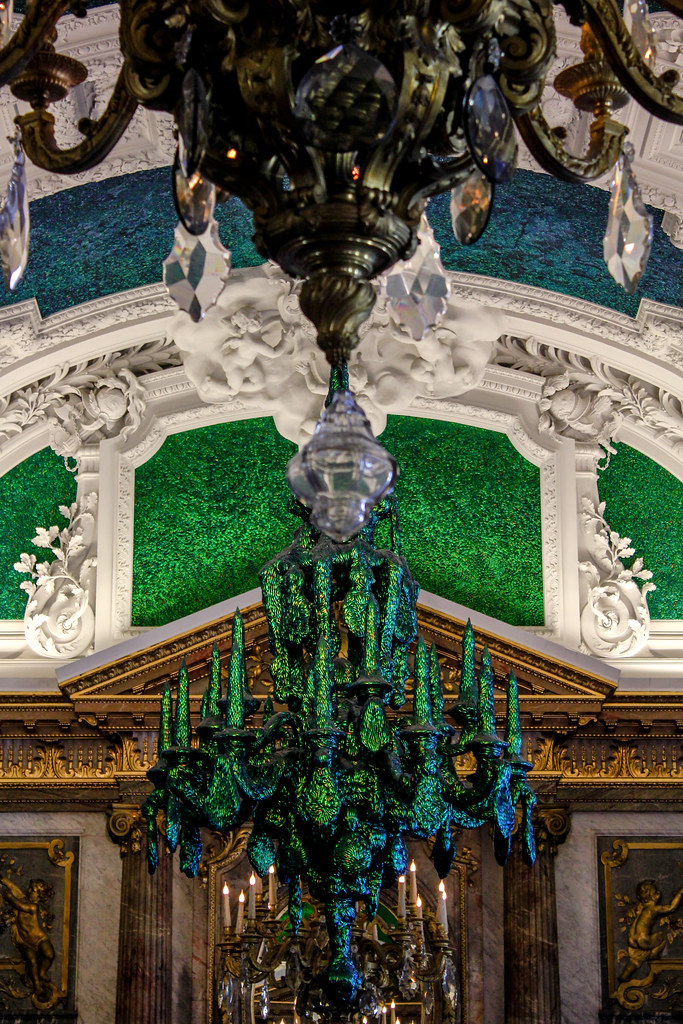 Detalle de candelabro y techo con bupréstidos en la Sala de los Espejos, Palacio Real de Bruselas.