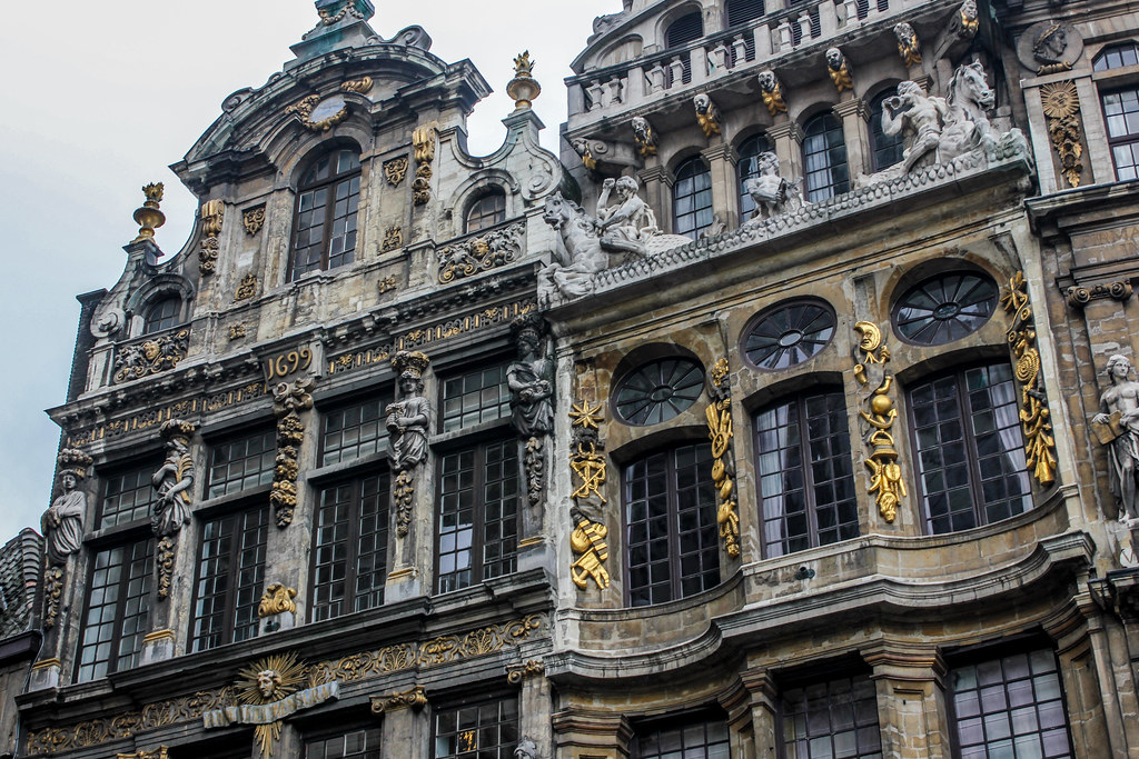 Detalle arquitectónico de la fachada barroca con adornos dorados en la Grand Place de Bruselas.