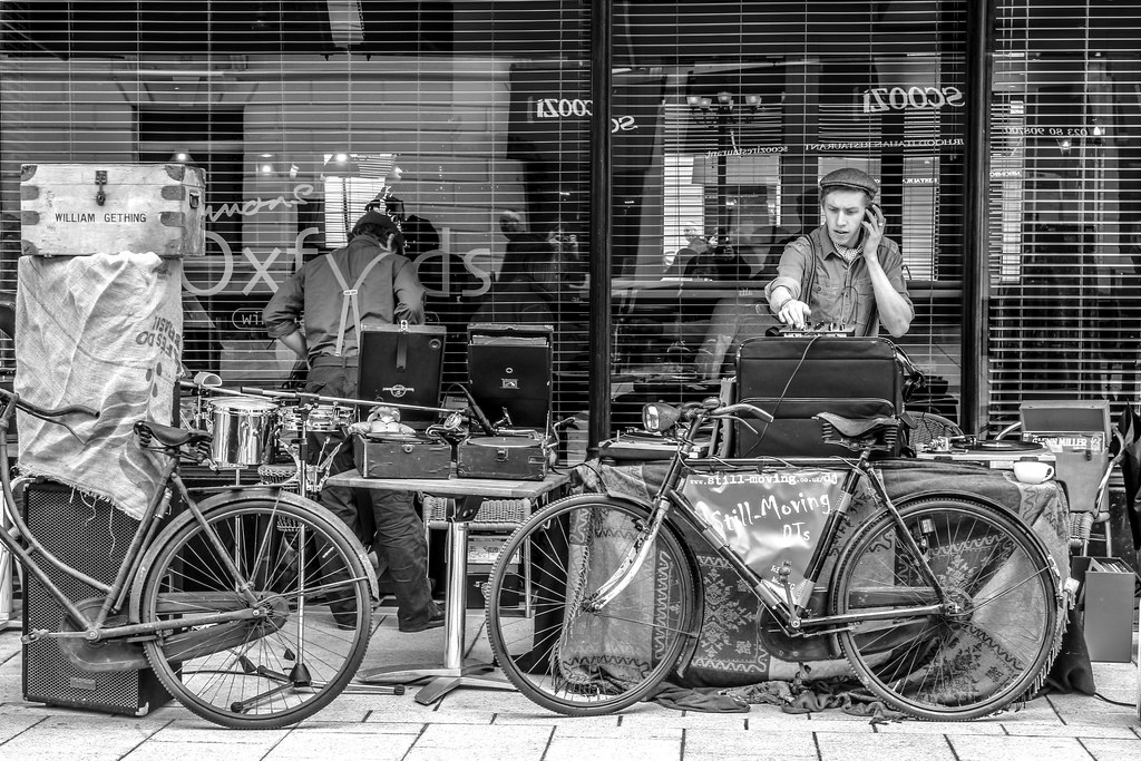 DJ callejero pinchando música junto a unas bicicletas en Oxford Street.