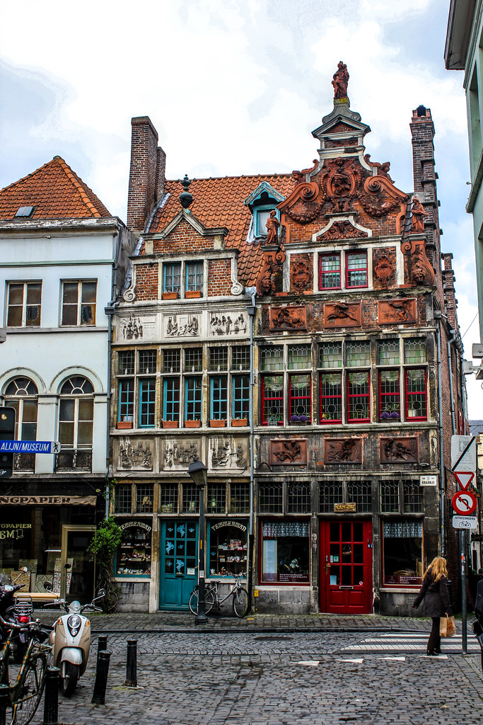 Fachada de edificio histórico con detalles barrocos en Gante, Bélgica.