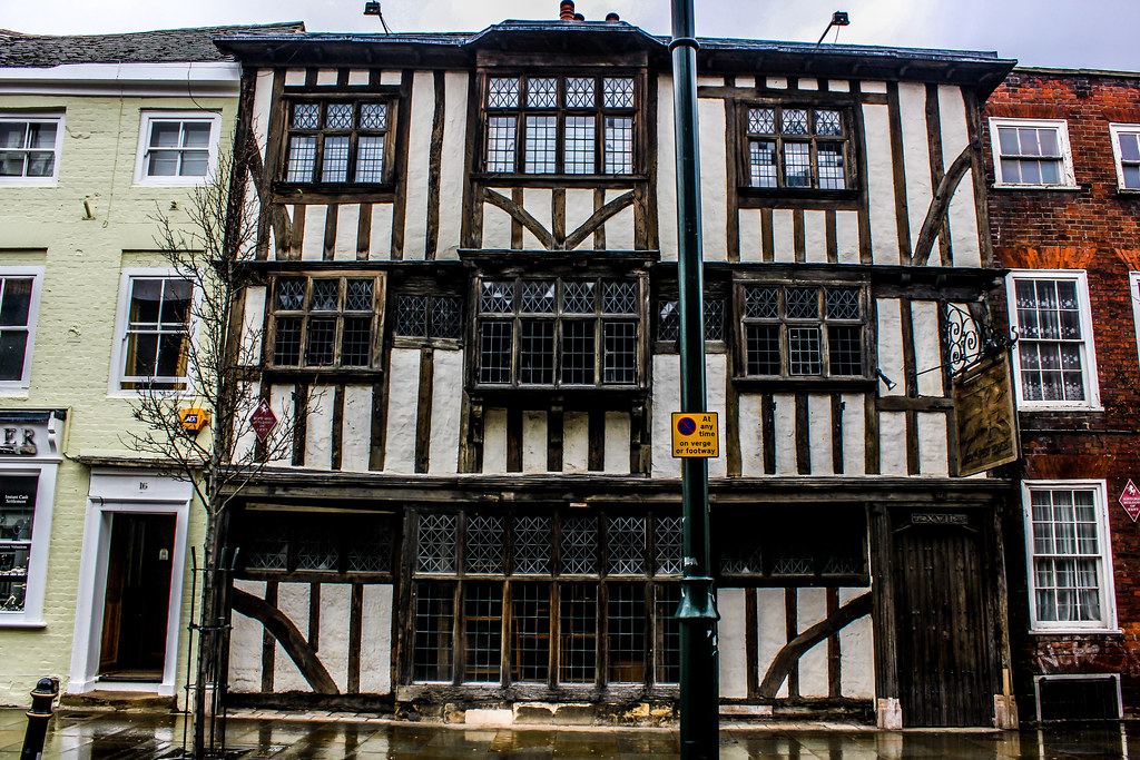 Fachada de edificio de entramado de madera en Canterbury.