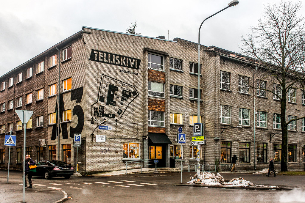 Edificio principal del complejo creativo de Telliskivi en Tallin con arte mural.