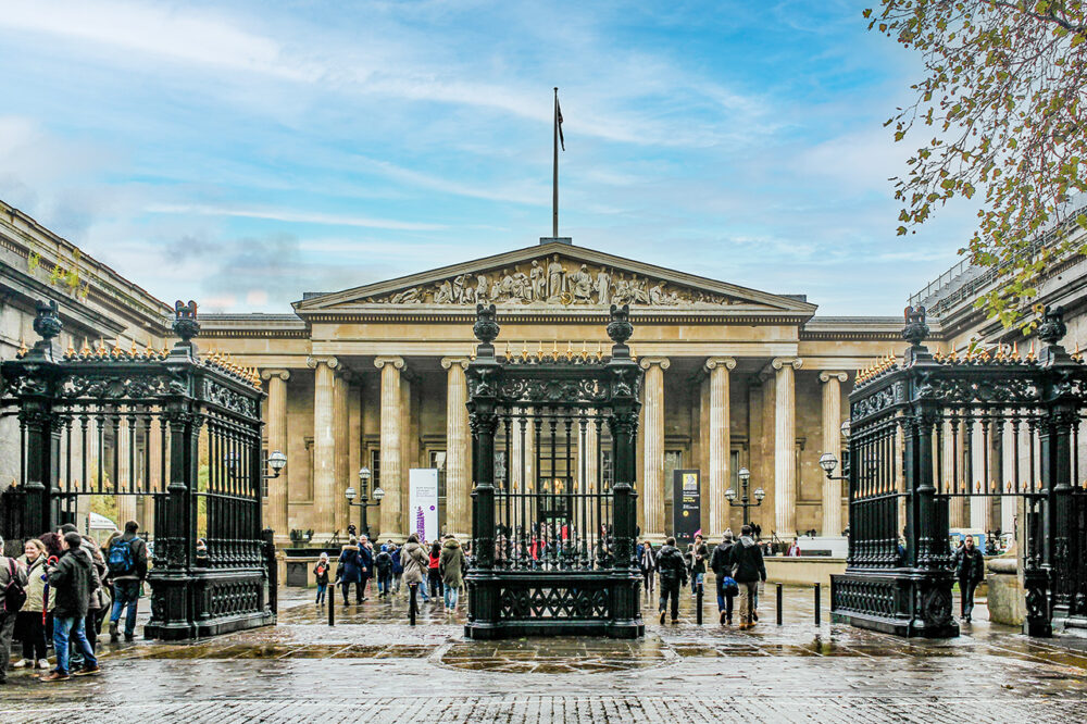 Entrada del British Museum, el Museo Británico de Londres, capital del Reino Unido.
