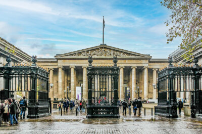 Entrada del British Museum, el Museo Británico de Londres, capital del Reino Unido.