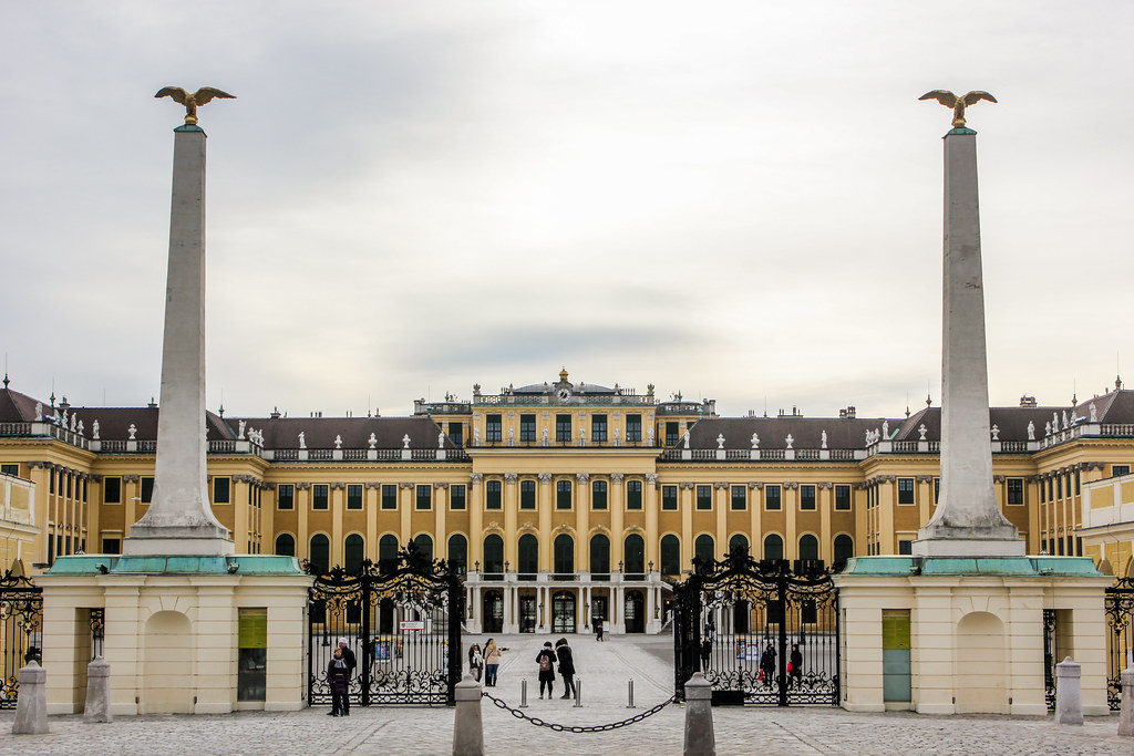 Entrada al recinto del Palacio de Schönbrunn.