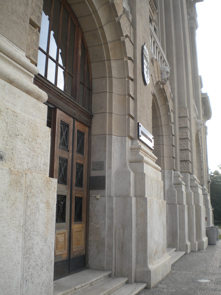 Entrada del edificio principal de la Universidad de Debrecen.