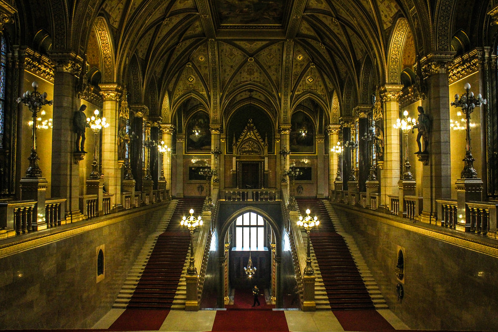 Escalera principal del Parlamento de Budapest con bóvedas ornamentadas y estatuas.