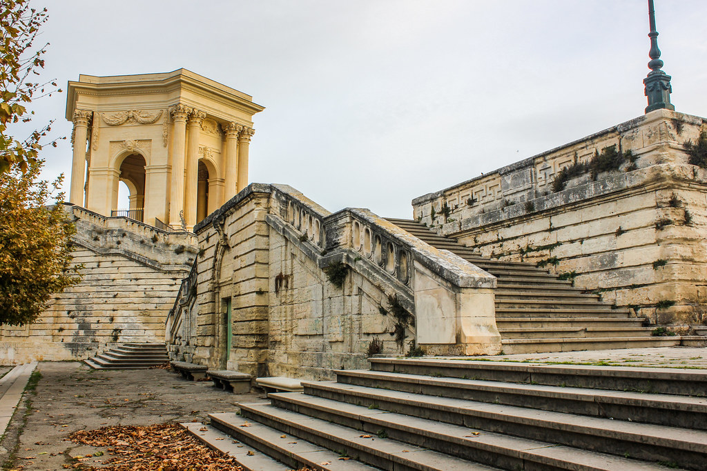 Escaleras y parte del Château d'Eau en la cima del acueducto de Saint-Clément en la Plaza Real del Peyrou, Montpellier.