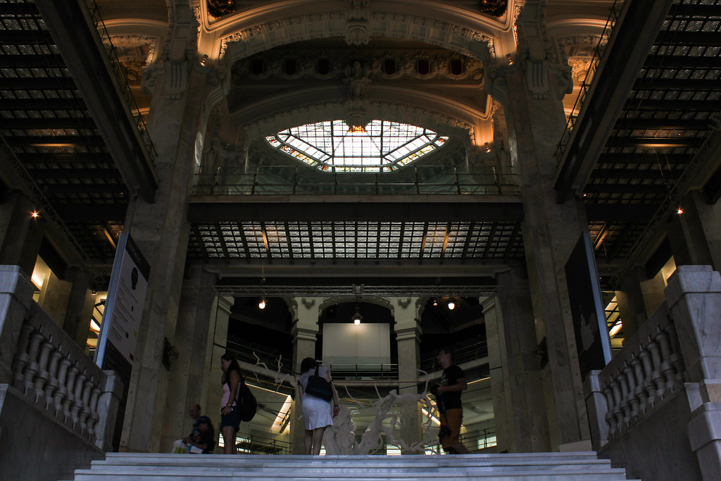 Personas subiendo la escalera del vestíbulo del Palacio de Comunicaciones, CentroCentro, en Madrid.