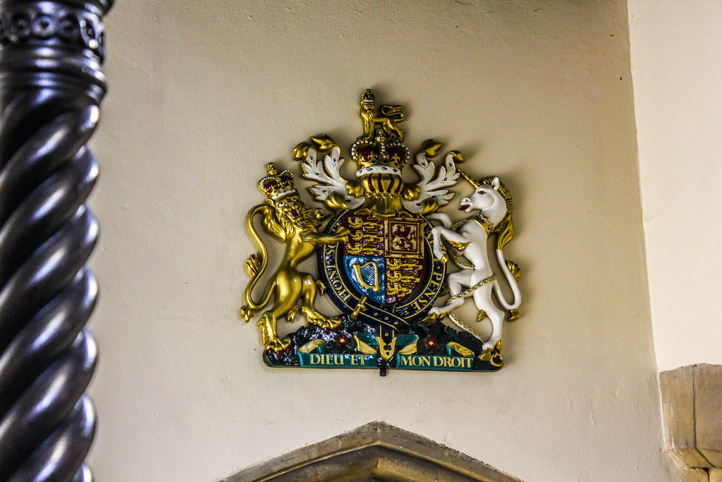 Escudo real británico en la pared del Gran Salón de Winchester.