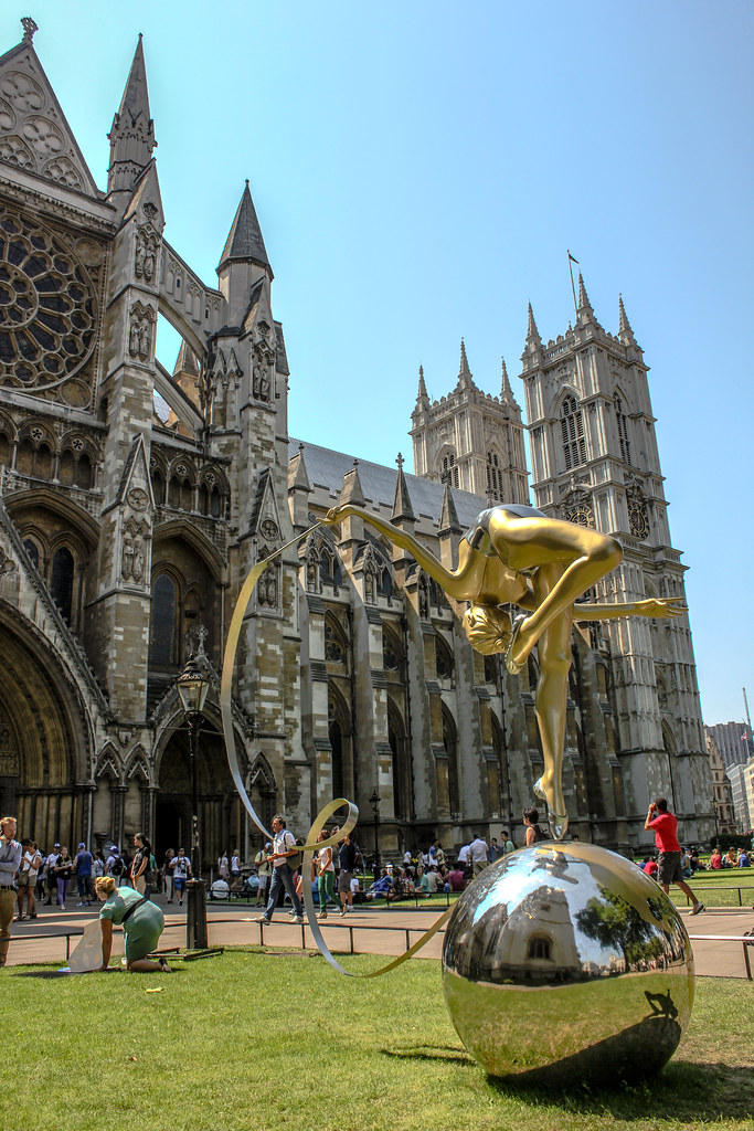 Escultura dorada de una gimnasta frente a la Abadía de Westminster.