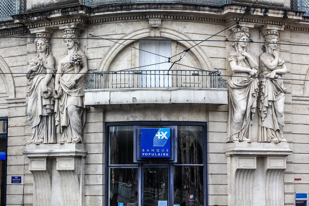 Esculturas de caryátides en la fachada de la Banque Populaire en Montpellier.