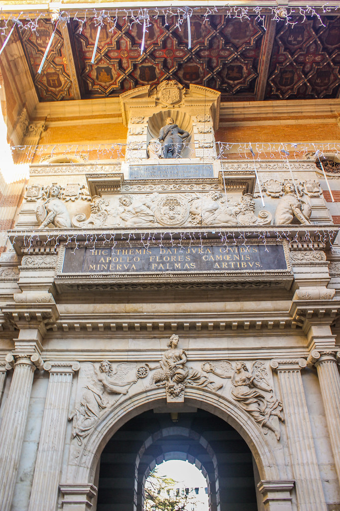 Intrincados detalles y esculturas en la entrada del Capitolio de Toulouse bajo un techo decorativo.
