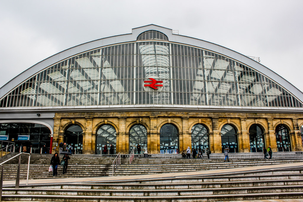 Estación de tren Liverpool Lime Street con estructura de arco de vidrio.
