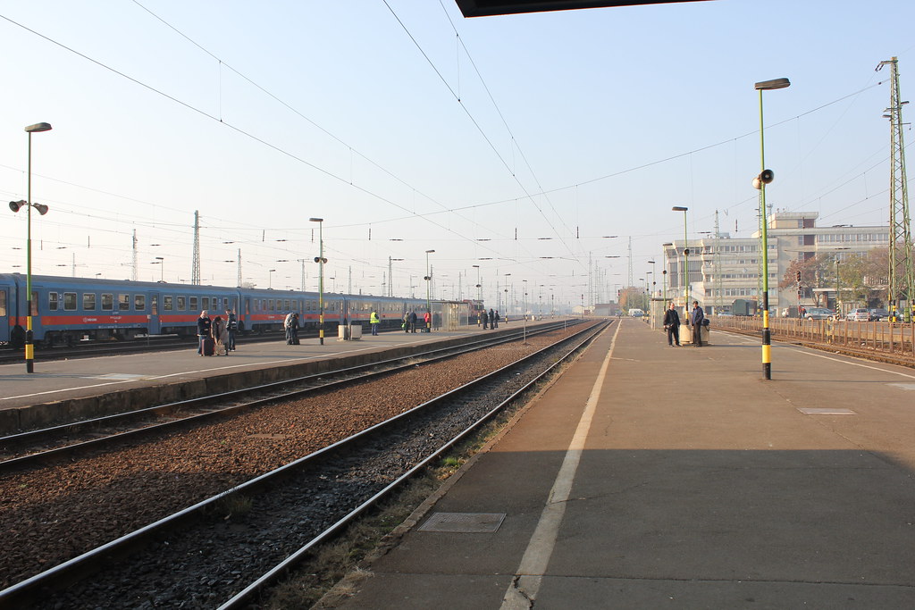 Plataformas y trenes en la estación de Debrecen.