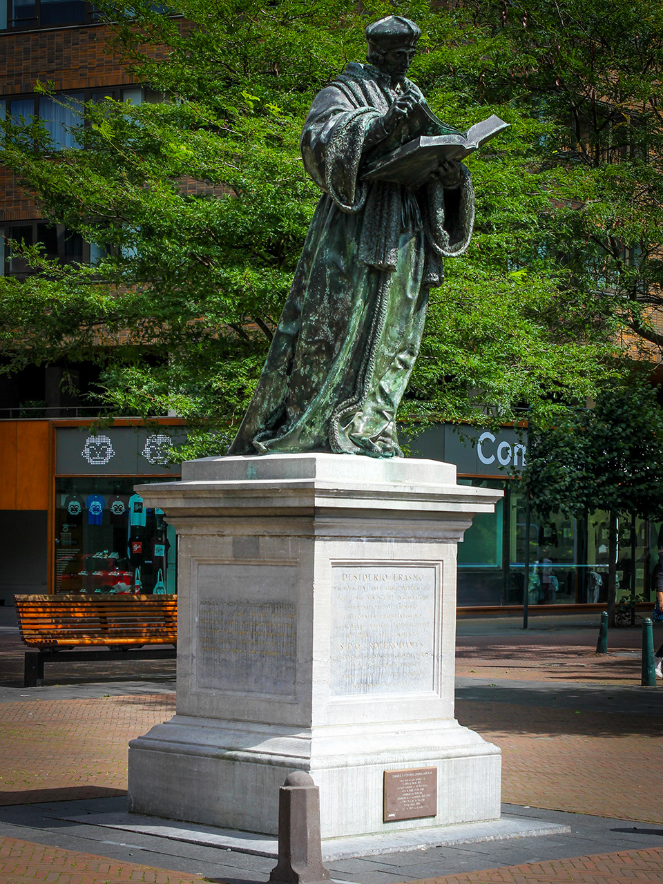 Estatua de Erasmo de Róterdam.
