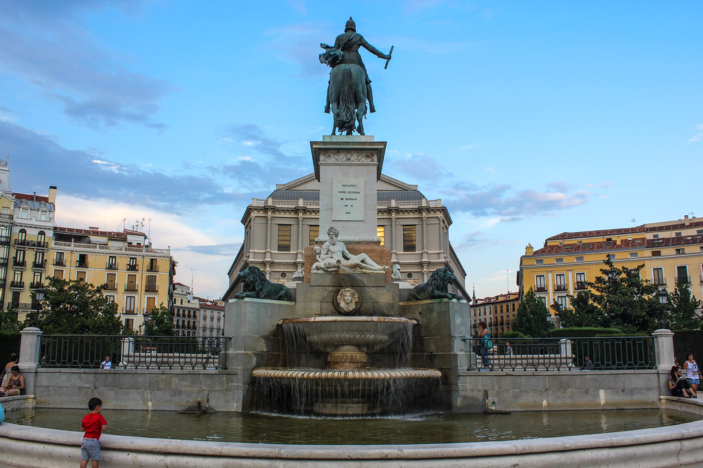 Estatua de Felipe IV y fuente en Plaza de Oriente.
