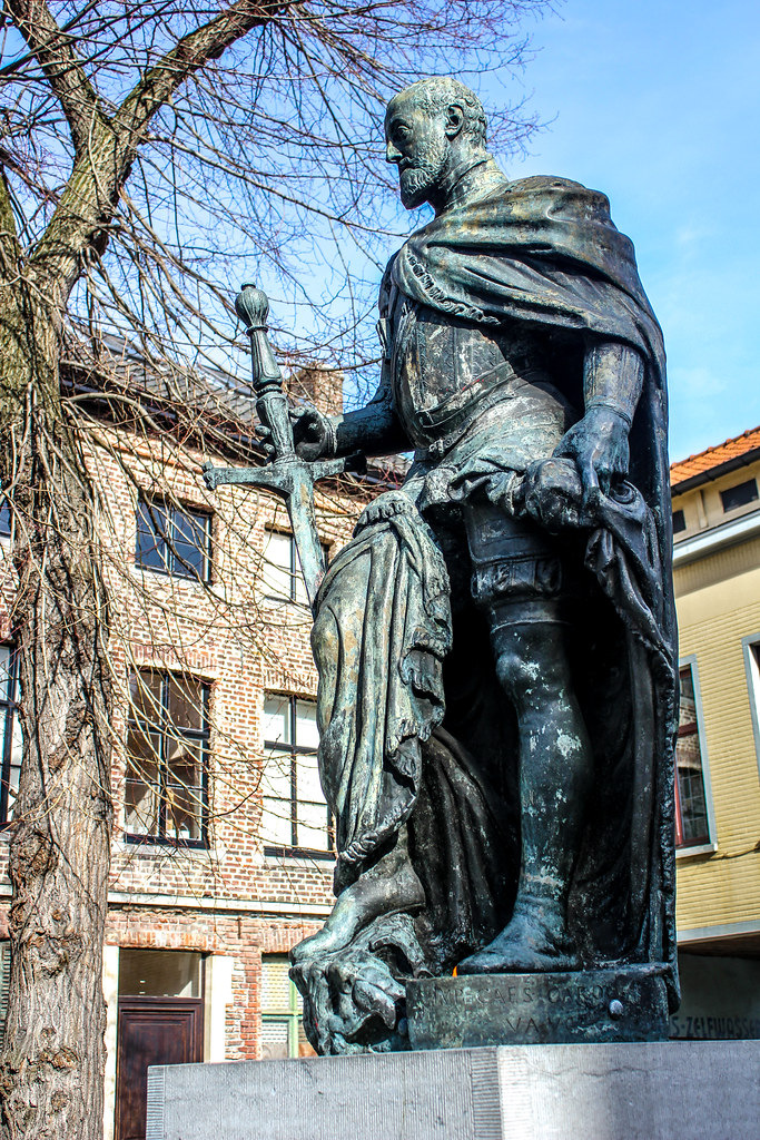 Estatua de Keizer Karel en bronce en Gante, Bélgica.