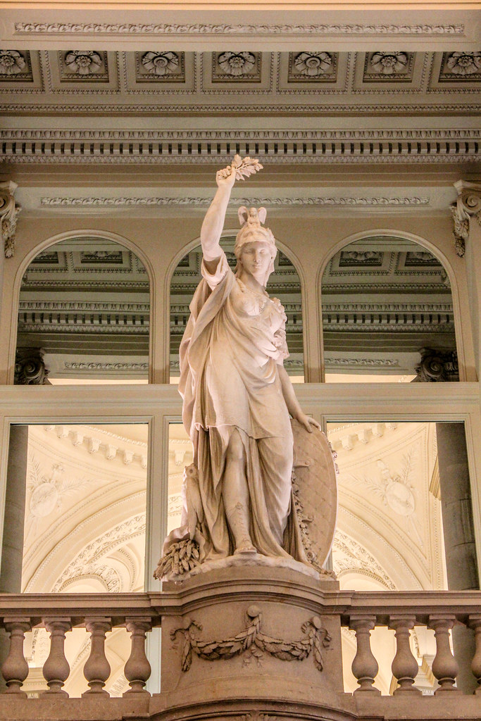 Estatua de la diosa Minerva junto a la Gran Escalinata en el Palacio Real de Bruselas, Bélgica.