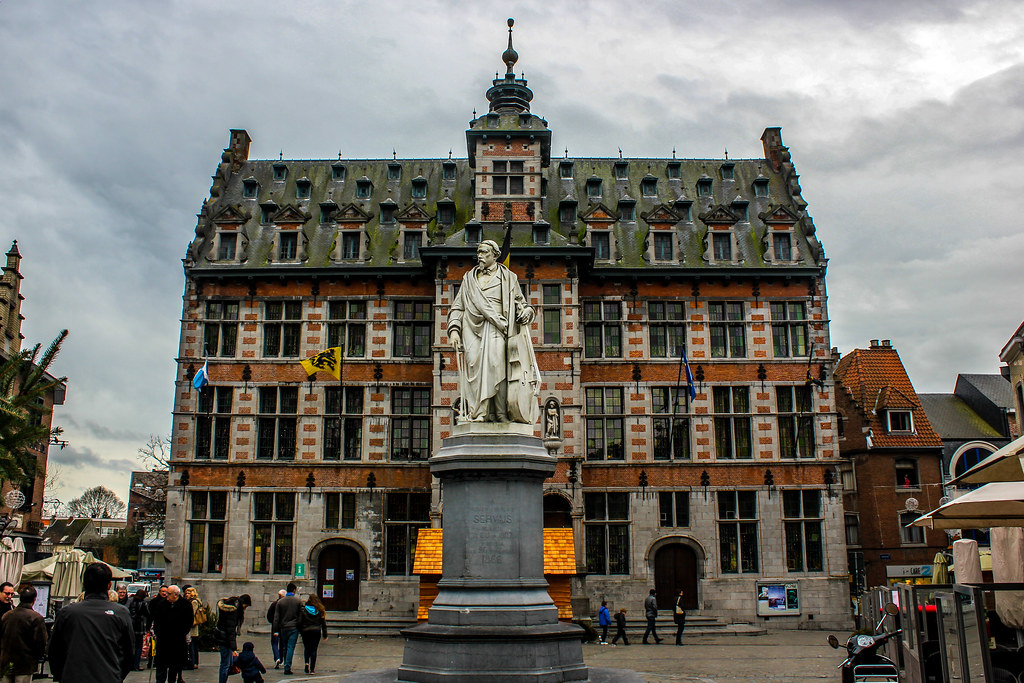 Estatua de Servais en frente del histórico edificio del Ayuntamiento en la Grote Markt de Halle, Bélgica.