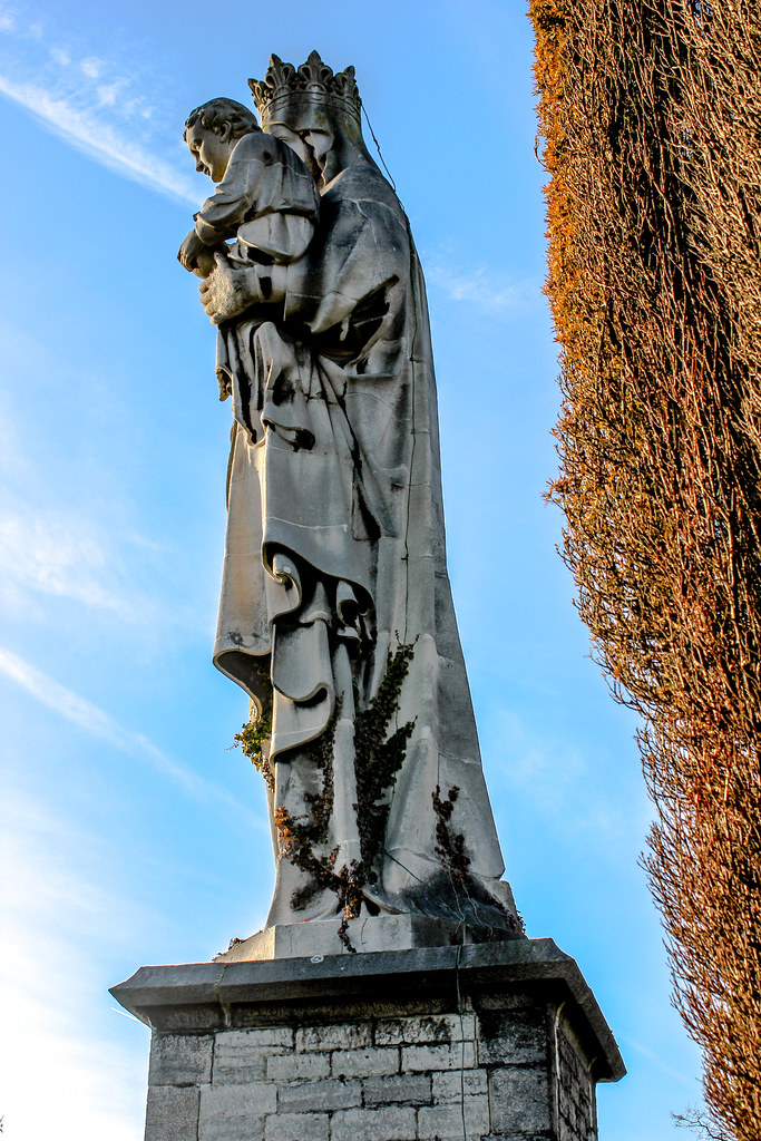 Estatua de piedra de la Virgen María con el niño Jesús en la Abadía de Keizersberg, Leuven, Bélgica.