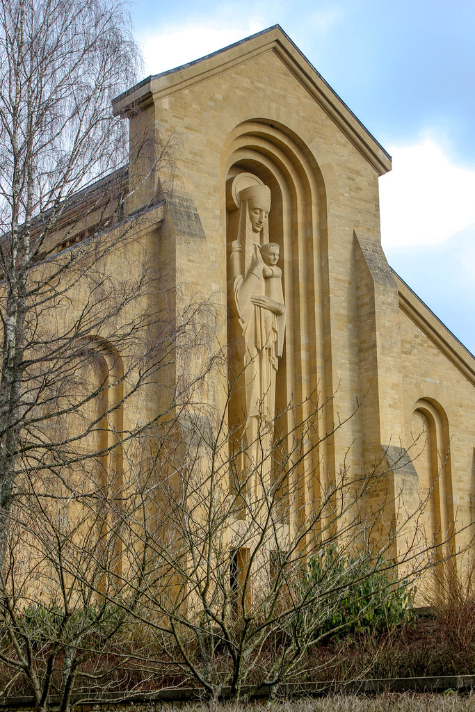 Estatua de la Virgen María con el niño en la fachada de la Abadía Notre-Dame d'Orval.