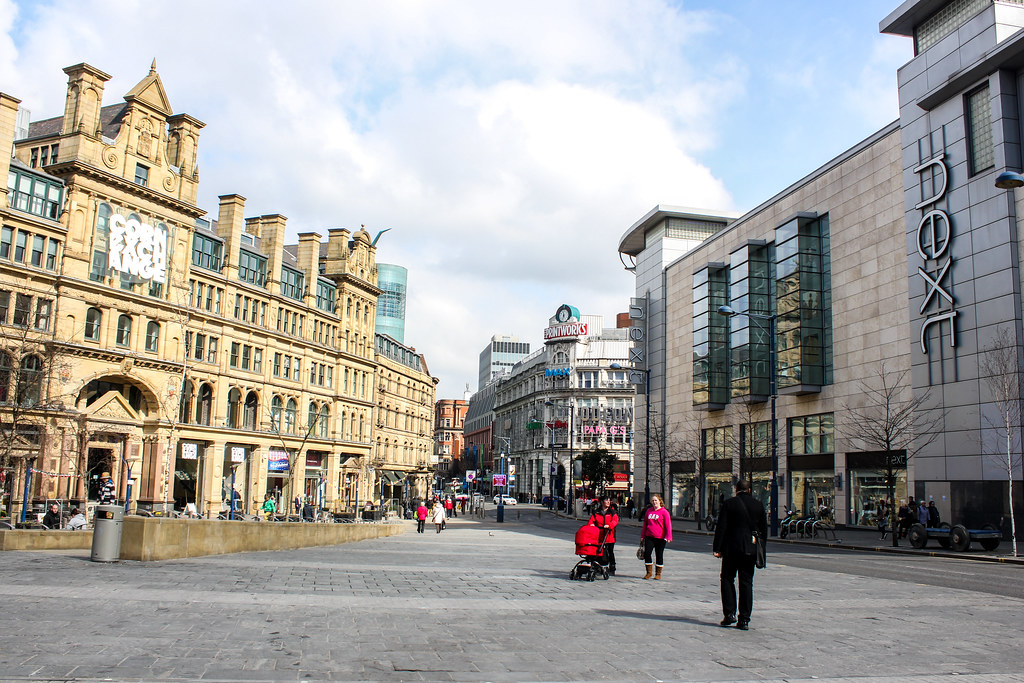 Exchange Square en Manchester con mezcla de arquitectura histórica y moderna.