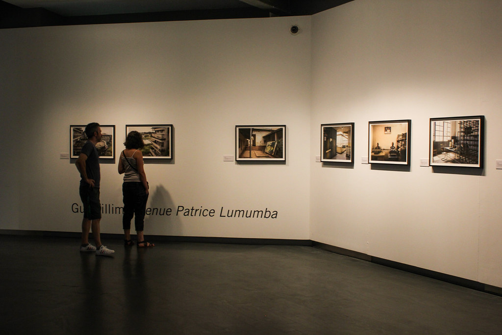 Personas contemplando una exposición fotográfica en el Palacio de Comunicaciones de Madrid.