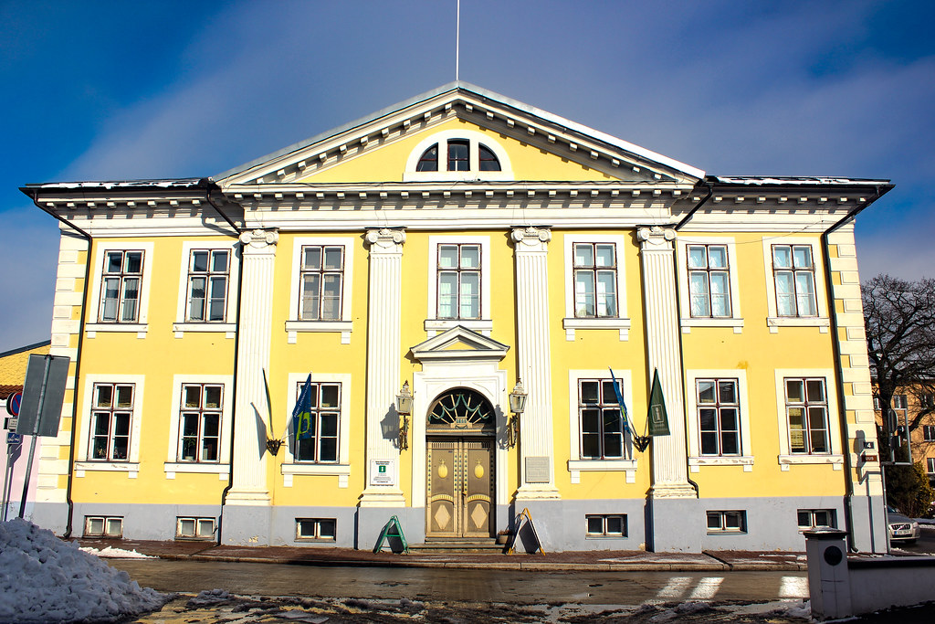 Fachada del Ayuntamiento de Pärnu.