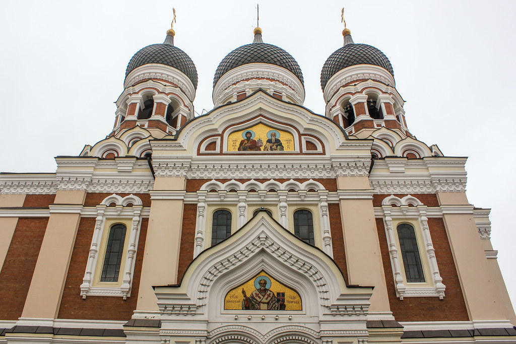 Fachada frontal de la Catedral de Alexander Nevsky en Tallin con iconografía religiosa.