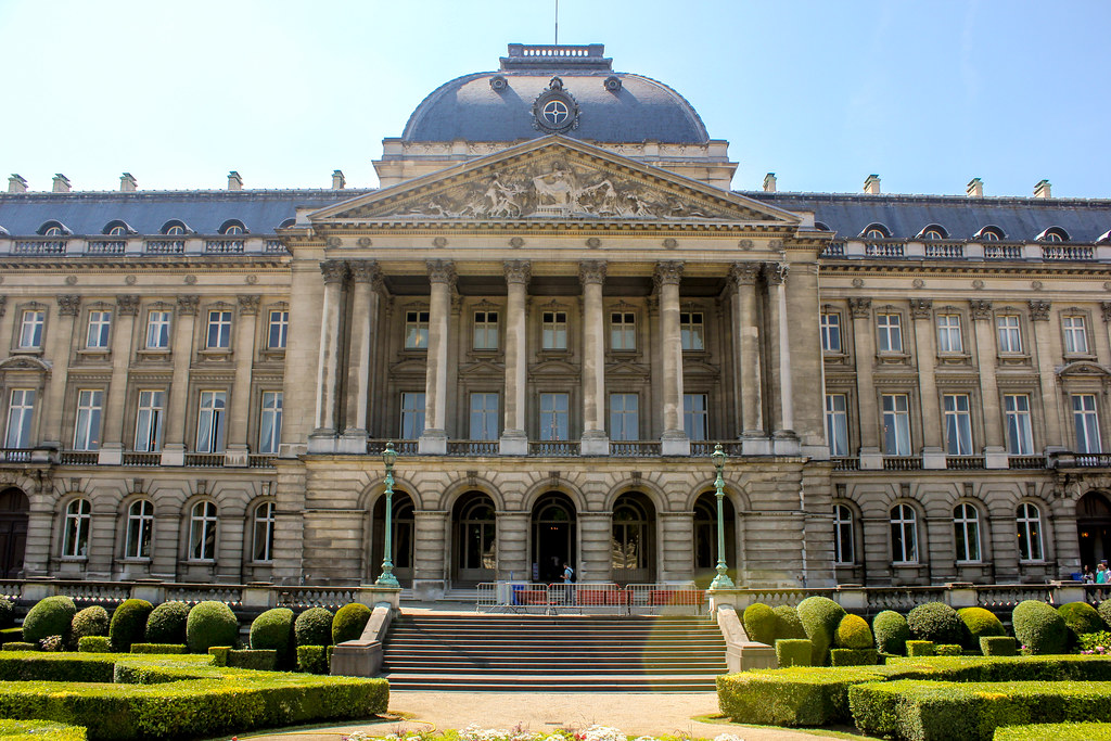 Fachada del Palacio Real con jardines ornamentales en un día soleado, Bruselas, Bélgica.