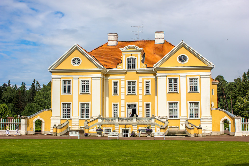 Fachada frontal del Palacio Palmse en Estonia, con su arquitectura barroca y jardines cuidados.