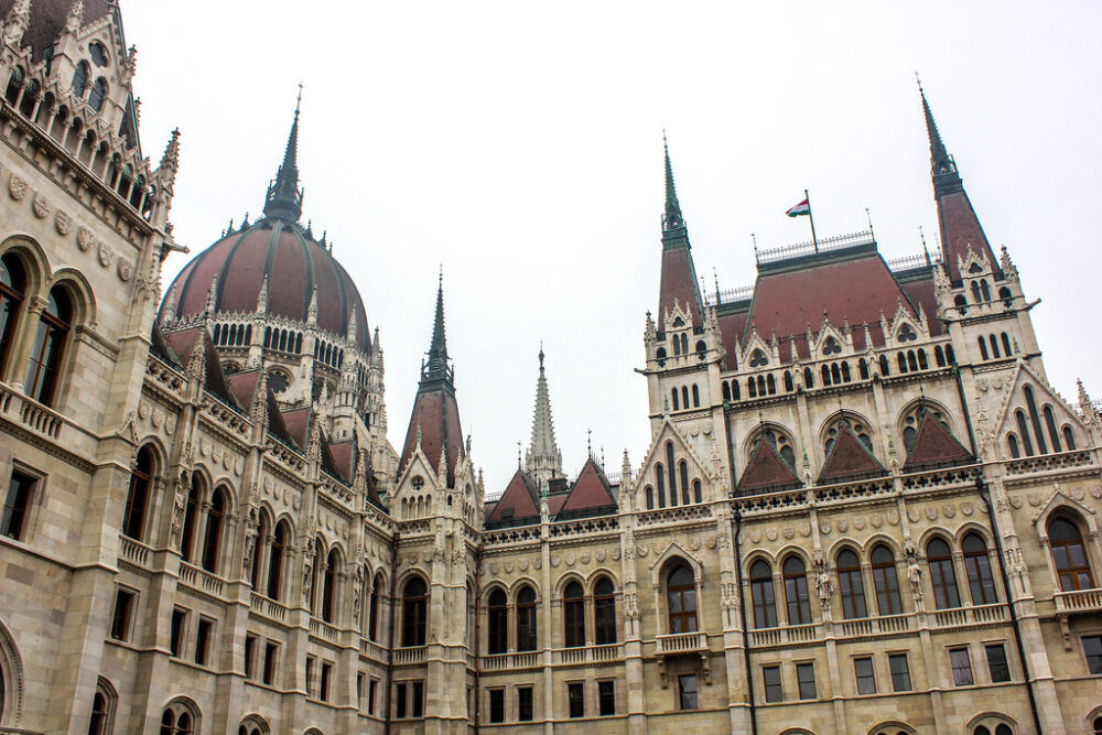 Fachada gótica del Parlamento de Budapest en Hungría en un día nublado.