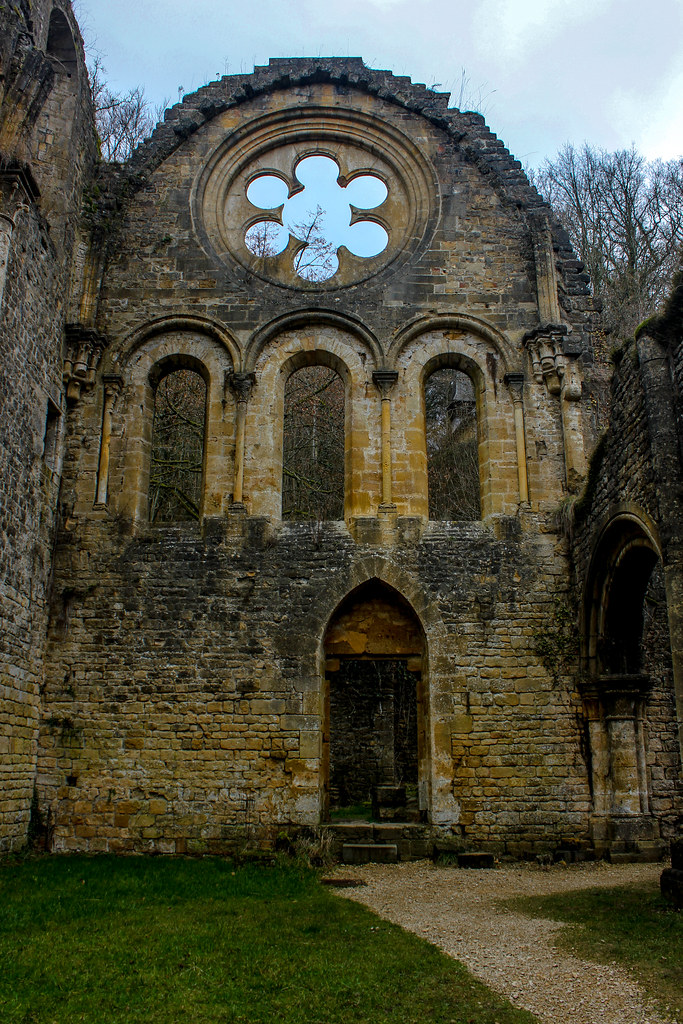 Fachada con rosetón en unas ruinas de la Abadía de Orval.